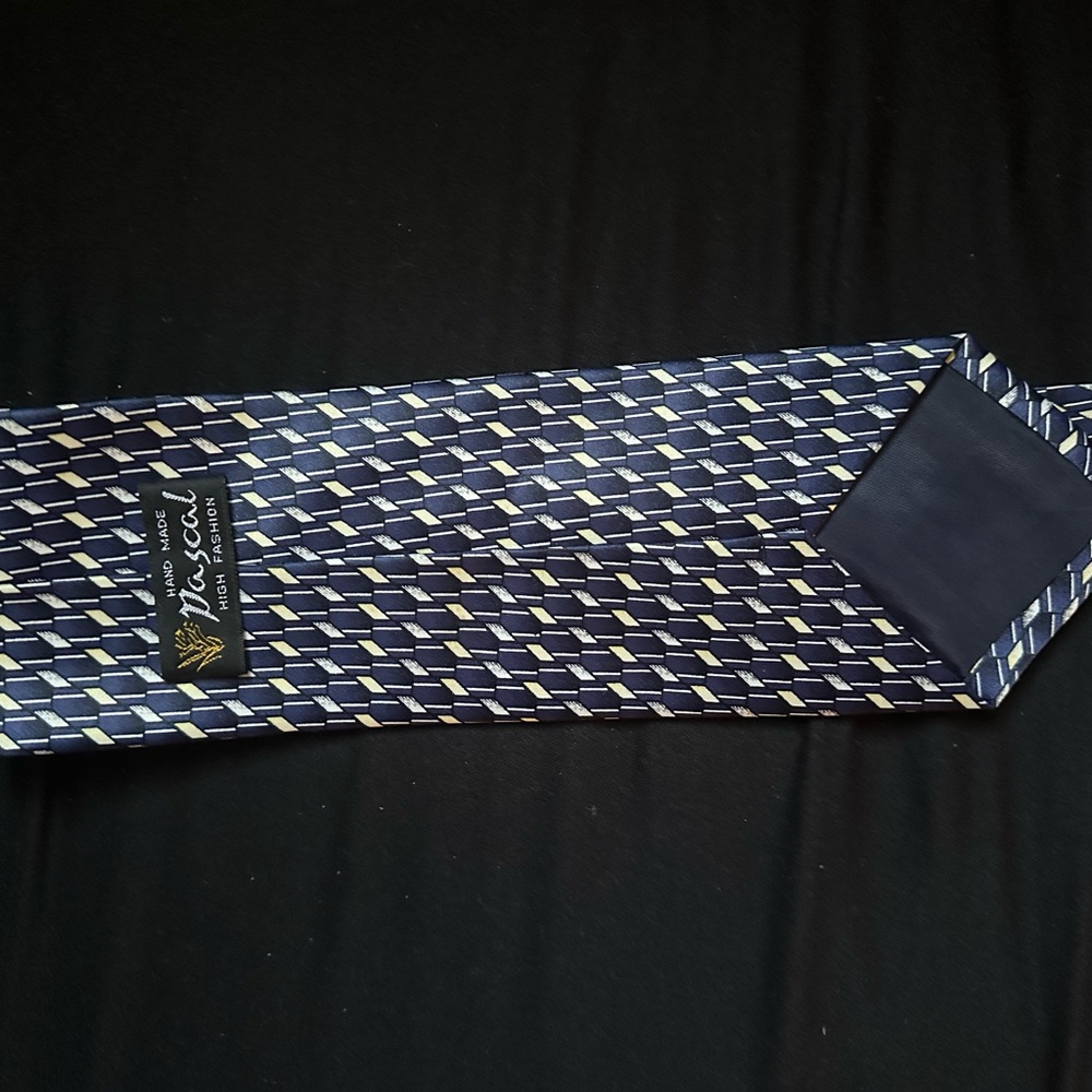 Vintage Blue and White Necktie – Classic Retro Style